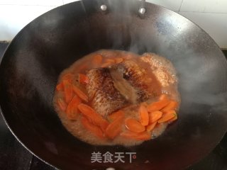胡萝卜烧草鱼腩的做法步调：9