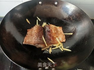 胡萝卜烧草鱼腩的做法步调：4