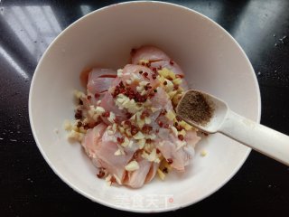 浑蒸花椒鸡腿的做法步调：4