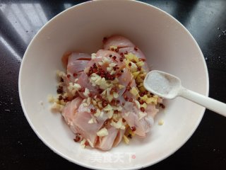 浑蒸花椒鸡腿的做法步调：3