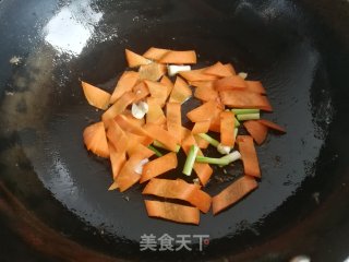 蘑菇胡萝卜炒肉丝的做法步调：4