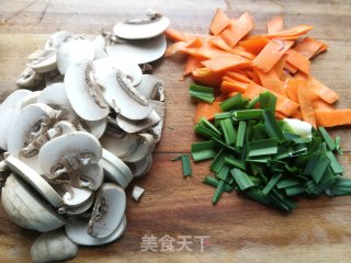 蘑菇胡萝卜炒肉丝的做法步调：2