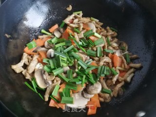 蘑菇胡萝卜炒肉丝的做法步调：7