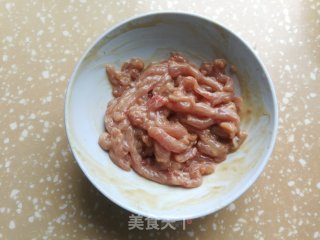 蘑菇胡萝卜炒肉丝的做法步调：1