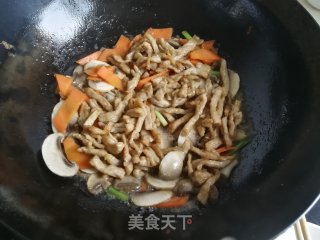 蘑菇胡萝卜炒肉丝的做法步调：6