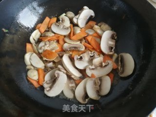蘑菇胡萝卜炒肉丝的做法步调：5