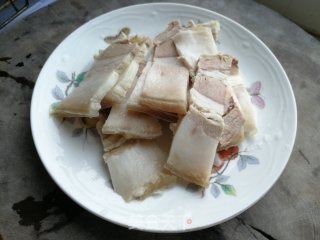五花肉喷鼻芋煲的做法步调：2