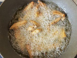 炸鸡翅中的做法步伐
：11