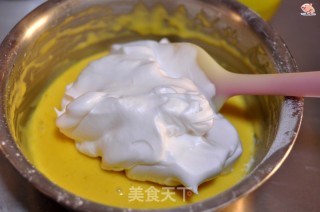 喷鼻葱肉紧戚风蛋糕的做法步调：7