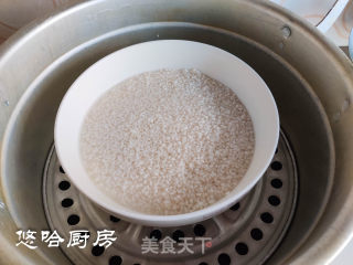 腊味糯米饭的做法步调：1