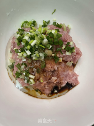 喷鼻煎紫菜肉馅饼的做法步调：3