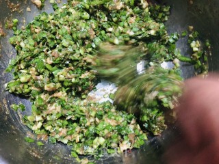 五花肉韭菜火饺的做法步调：11