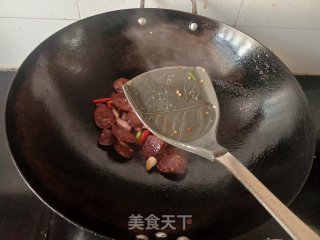 蒜苗炒麻辣腊肠的做法步调：8