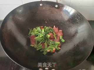蒜苗炒麻辣腊肠的做法步调：9