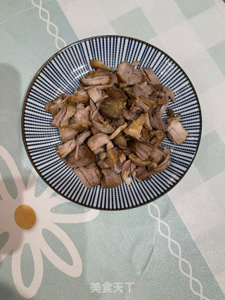 尖椒炒卤肉的做法步调：1