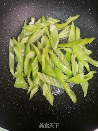 尖椒炒卤肉的做法步调：3
