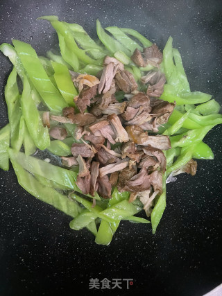 尖椒炒卤肉的做法步调：4