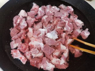 滋补羊肉汤的做法步调：1