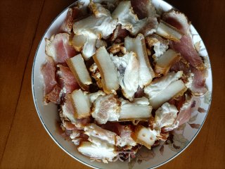 喷鼻菇蒸腊肉的做法步调：7