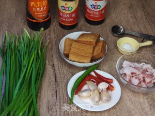 韭菜炒喷鼻干的做法步调：1