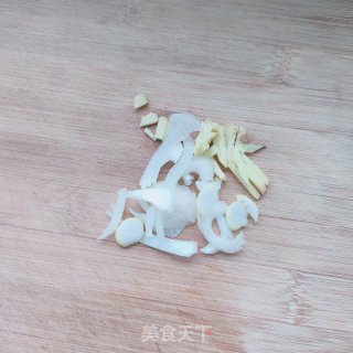 喷鼻菇、菠菜汤里的做法步调：3
