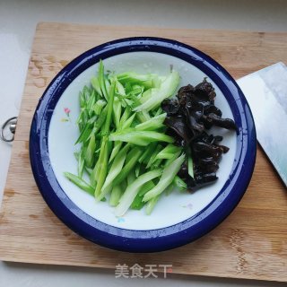木耳炒芹菜的做法步调：2