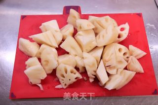 腔骨莲藕木耳汤的做法步调：2