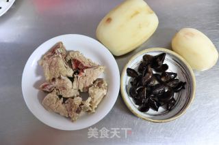 腔骨莲藕木耳汤的做法步调：1