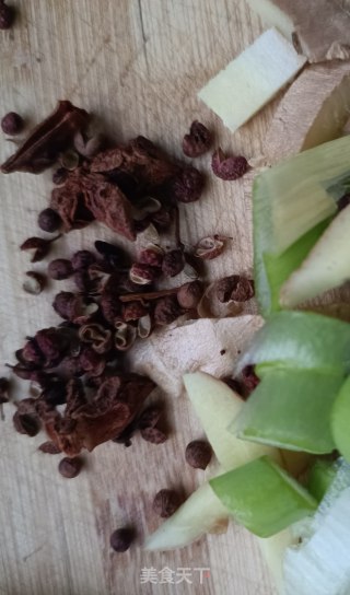家常排骨炖鸡的做法步调：4