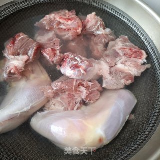 家常排骨炖鸡的做法步调：2