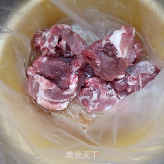 家常排骨炖鸡的做法步调：1
