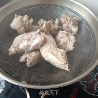 家常排骨炖鸡的做法步调：6