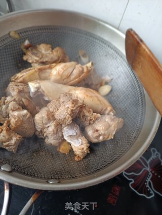 家常排骨炖鸡的做法步调：8