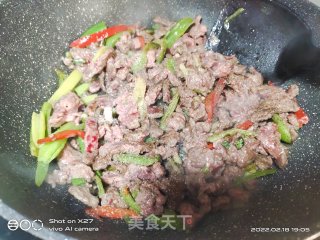 青椒芹菜炒牛肉的做法步调：4