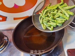 干煸豆角的做法步伐
：7