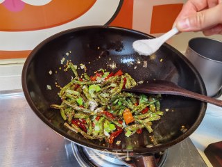 干煸豆角的做法步伐
：15