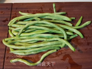 干煸豆角的做法步调：2