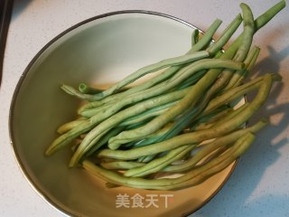 干煸豆角的做法步调：1