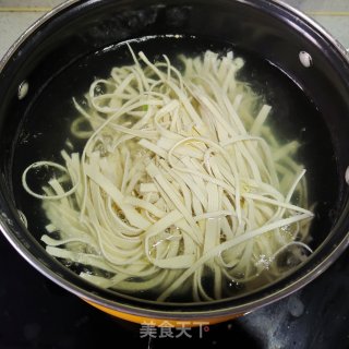 韭菜炒豆腐皮的做法步调：4