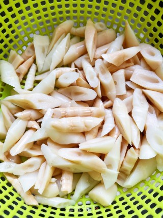 笋子咸肉当回骨头汤的做法步调：4