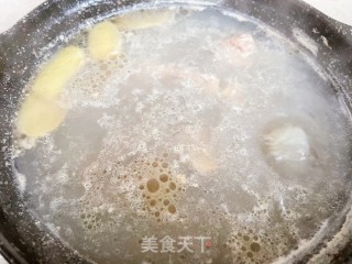 笋子咸肉当回骨头汤的做法步调：1