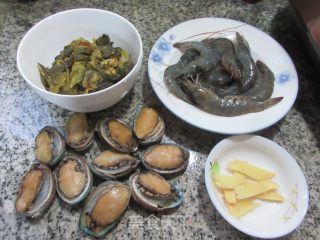 酸菜虾鲍的做法步调：1