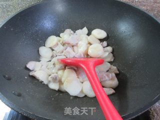 五花肉炒荸荠的做法步调：8