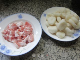 五花肉炒荸荠的做法步调：1