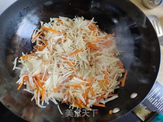 青椒胡萝卜炒金针菇的做法步调：5
