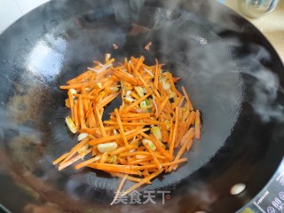 青椒胡萝卜炒金针菇的做法步调：4
