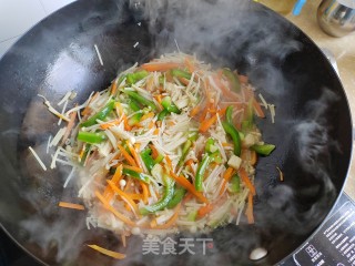 青椒胡萝卜炒金针菇的做法步调：6