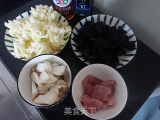 花菜木耳炒肉片的做法步调：1