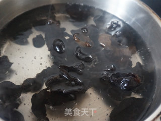花菜木耳炒肉片的做法步调：3