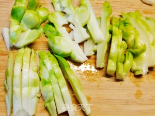5分钟加脂快脚菜，利剑灼蒜喷鼻女菜的做法步调：2